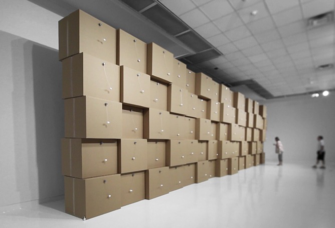 80 motores-dc preparados, bolas de algodón, cajas de cartón 71x71x71cm | Zimoun 2011.