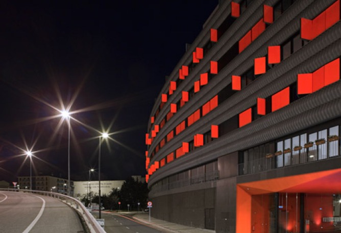 Zon-e Arquitectos Proyecto: ﻿Bloque de viviendas cerca de la autopista, Noain.