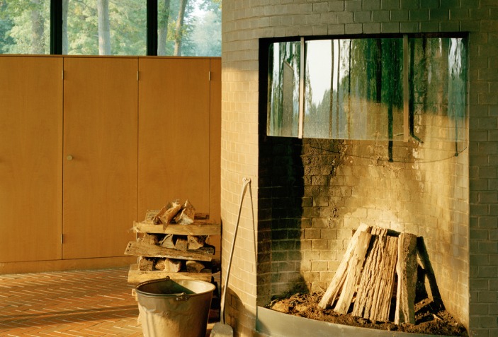Desmaterialization of the wall: The Glass House | METALOCUS