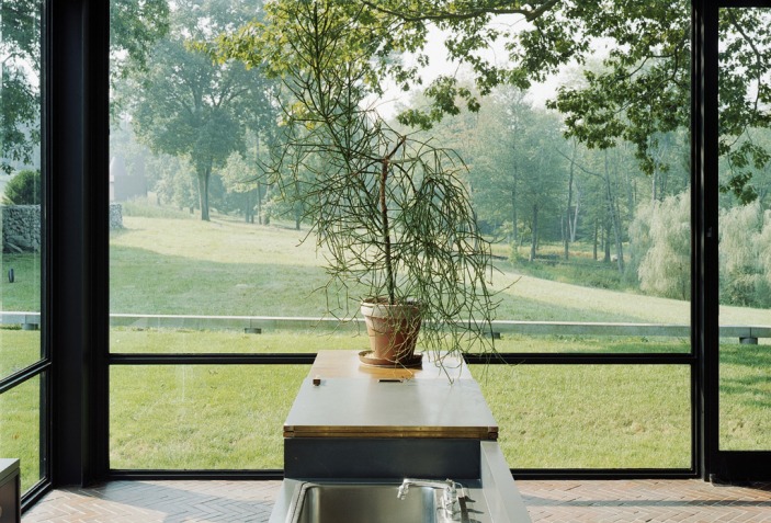 Desmaterialization of the wall: The Glass House | METALOCUS