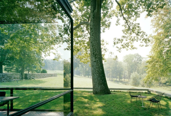 Desmaterialization of the wall: The Glass House | METALOCUS