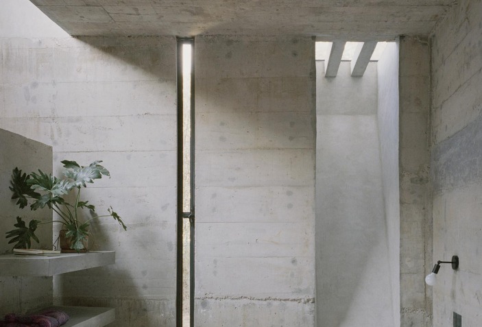 Un refugio brutalista en el bosque. Casa Alférez por Ludwig Godefroy ...
