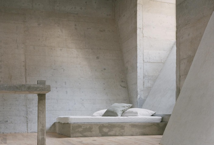 Un refugio brutalista en el bosque. Casa Alférez por Ludwig Godefroy ...