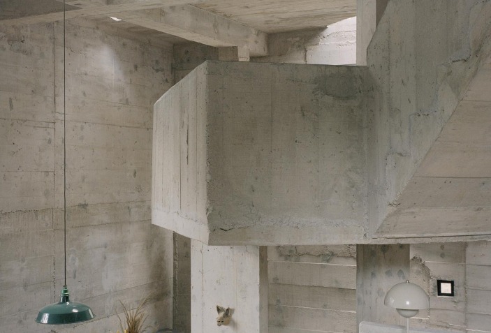Un refugio brutalista en el bosque. Casa Alférez por Ludwig Godefroy ...