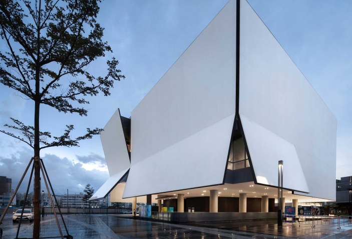 Fachada plegada como presencia icónica. iADC Design Museum por Rocco ...
