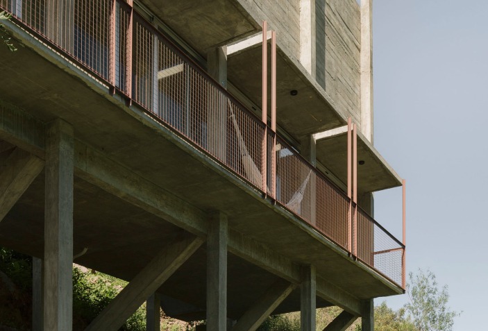 Arquitectura, terreno, paisaje. Casa Taller por Agustín Berzero y ...