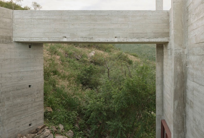 Arquitectura, terreno, paisaje. Casa Taller por Agustín Berzero y ...